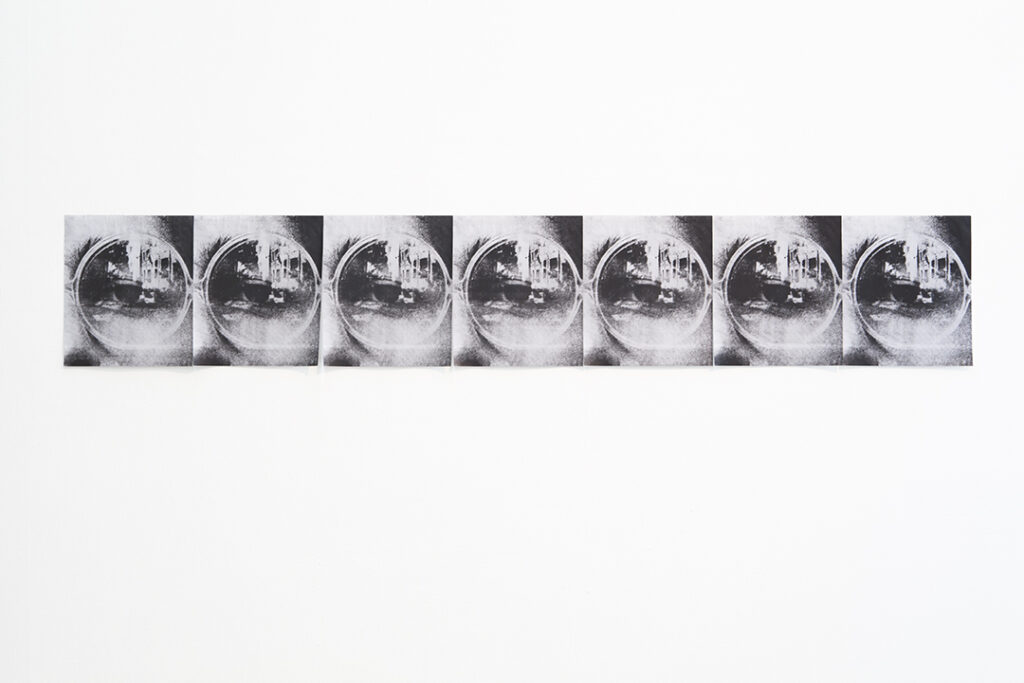 Carlos Zerpa | Autofotografía | 2018 |  Instalación de fotocopias en blanco y negro sobre pared