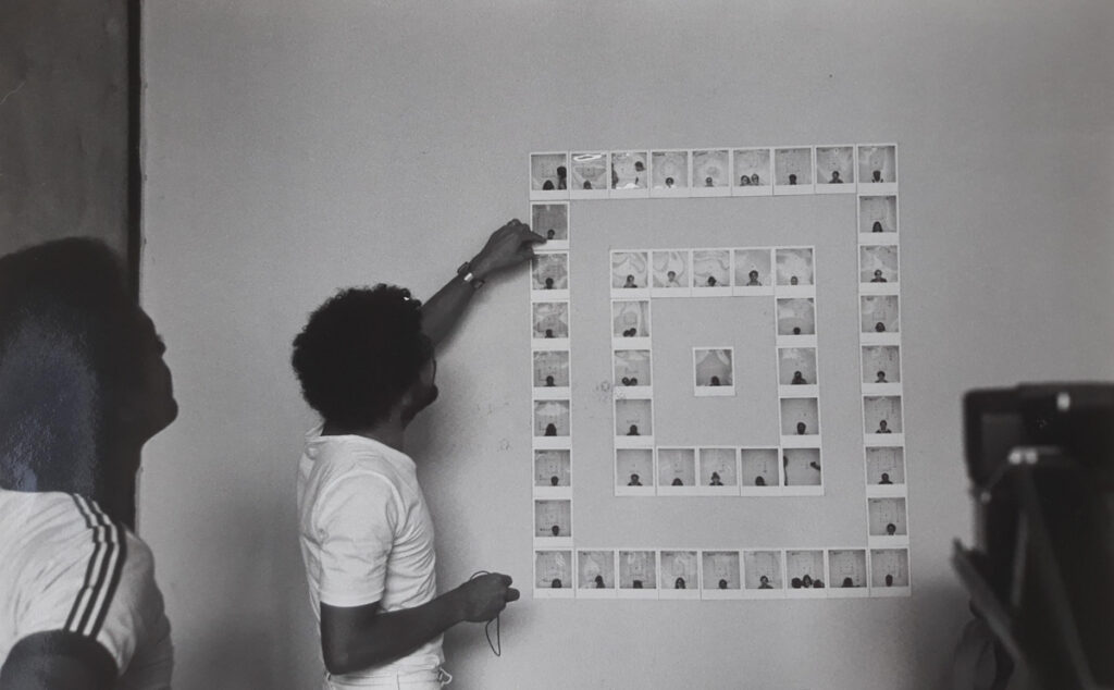 Pedro Terán. Polaroid performance. Galería de Arte Nacional, Caracas, 1980. Foto: Carlos Germán Rojas