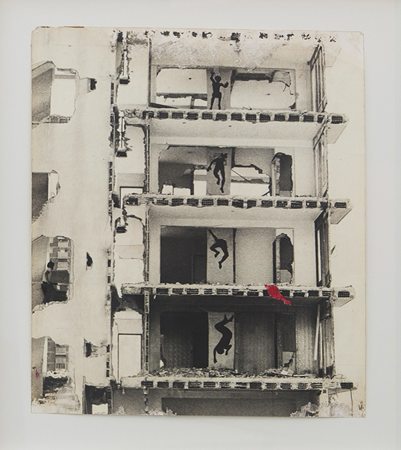 Luis Villamizar. Suicidio, 1976. Quebrada Honda, Caracas. Plata en gelatina y creyón. 52,8 x 45,3 cm.