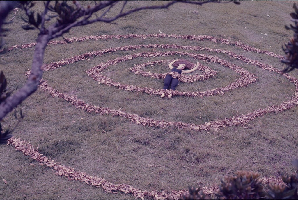 Luis Villamizar. Círculos concéntricos, 1977. Colonia Tovar, estado Aragua. Registro fotográfico de acción-intervención en diapositiva 35mm.