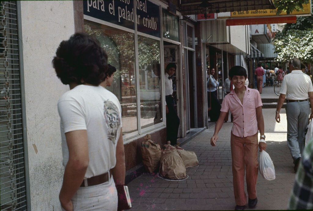 Luis Villamizar. Un día como hoy, 1975. Boulevard de Sabana Grande, Caracas. Registro fotográfico de happening en diapositiva 35mm.