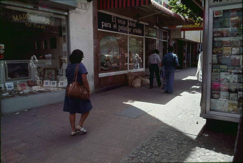 Luis Villamizar. Un día como hoy, 1975. Boulevard de Sabana Grande, Caracas. Registro fotográfico de happening en diapositiva 35mm.