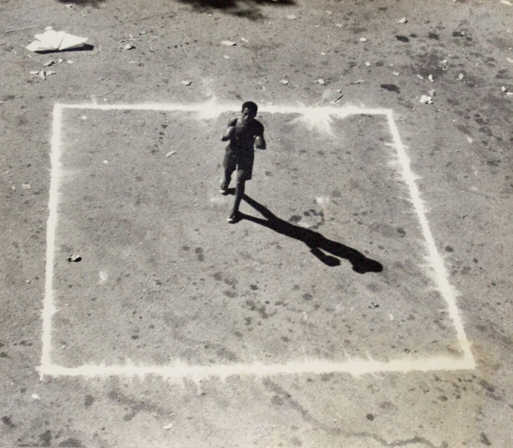 Luis Villamizar. El principio del performance (Boxeador), 1976. Los Dos Caminos, Caracas. Registro de acción en fotografía blanco y negro.