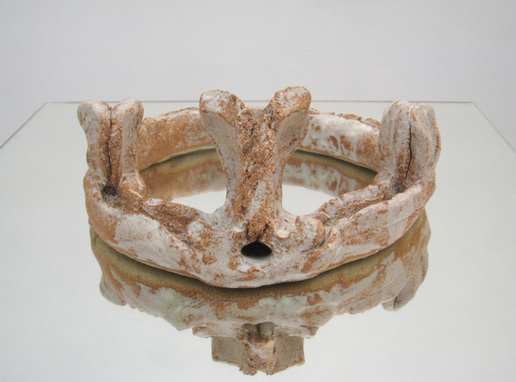 La Corona | 2010 | Instalación con piezas de cerámica. Gres y esmalte | 74 x 49  cm c/u