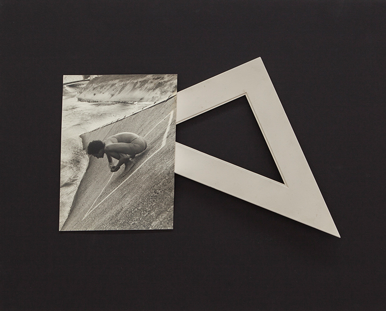 Luis Villamizar. Intervenciones en el marco, 1977. Fotografía en blanco y negro y escuadra sobre MDF. 25 x 17,5 cm.
