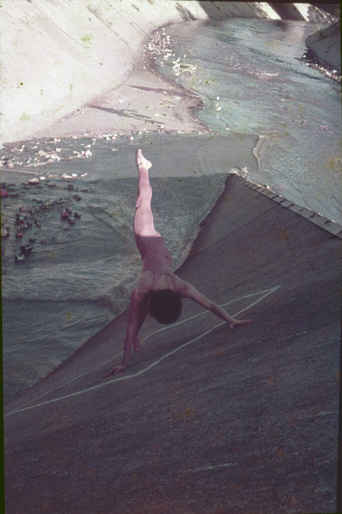Luis Villamizar. Cuadrado con bailarín, 1977. Río Guaire, Caracas. Registro fotográfico de acción-intervención en diapositiva 35 mm.