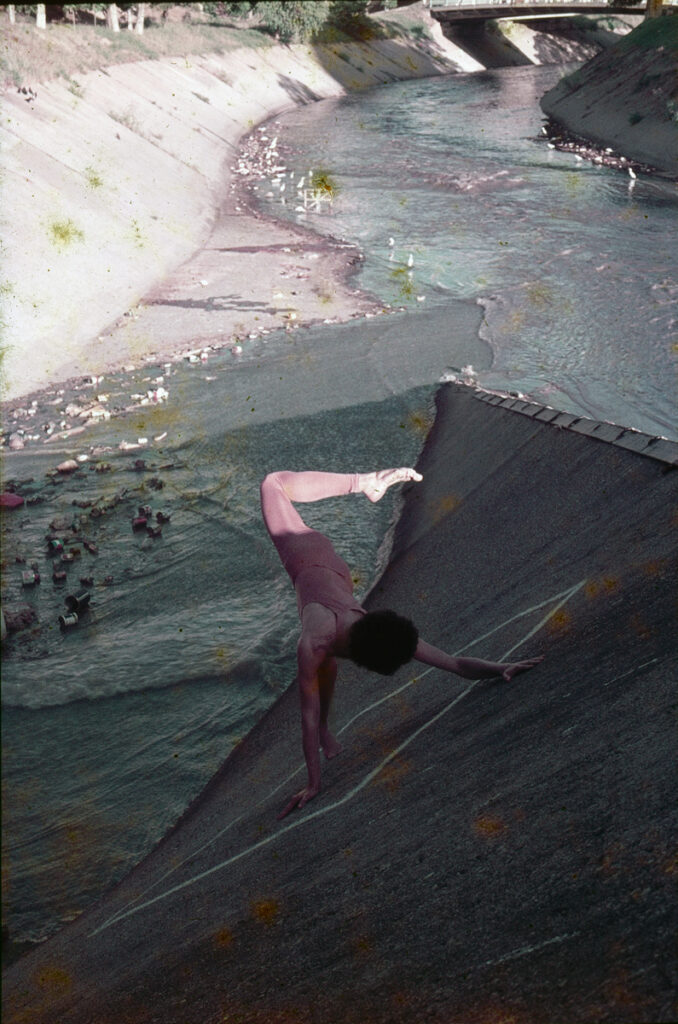 Luis Villamizar. Cuadrado con bailarín, 1977. Río Guaire, Caracas. Registro fotográfico de acción-intervención en diapositiva 35 mm.