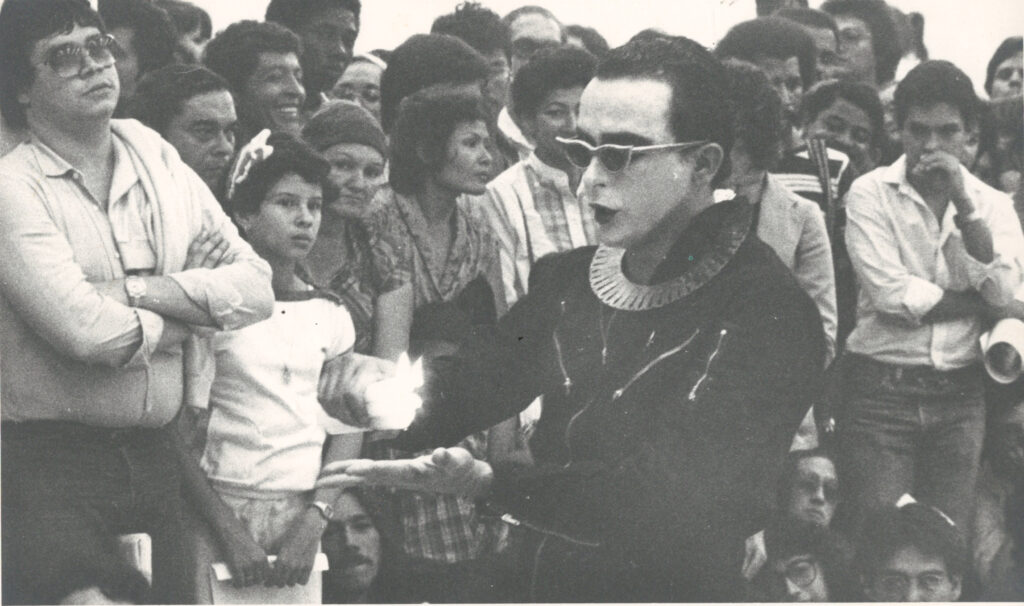Autor sin identificar. Registro fotográfico de Ceremonia con armas blancas en Acciones frente a la plaza. 21 fotografías blanco y negro. Caracas, 1981.
