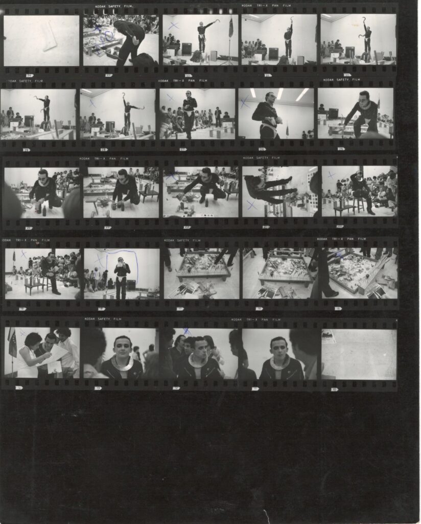 Alejandro Toro. 5 hojas de contacto del registro fotográfico de Ceremonia con armas blancas en Acciones frente a la plaza. Caracas, 1981.