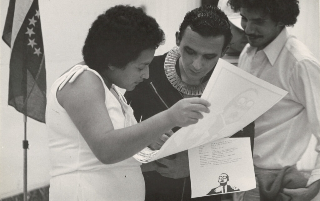 Alejandro Toro. Registro fotográfico de Ceremonia con armas blancas en Acciones frente a la plaza. 7 fotografías blanco y negro. Caracas, 1981.