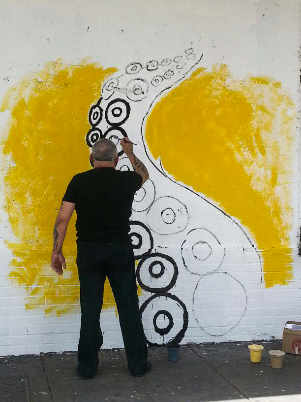 Carlos Zerpa, Sin título (Tentáculo de pulpo), 2013.  Registro fotográfico de intervención mural en Chacao, Caracas. Fotografía del archivo personal del artista.