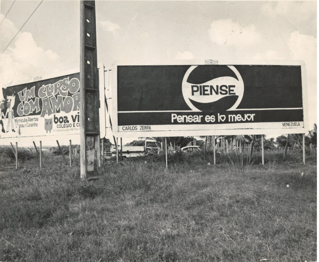 Carlos Zerpa. Piense, pensar es lo mejor. Registro fotográfico de la intervención urbana en Recife, Brasil, en el marco de la exhibición con vallas, Art-Door. (1981? 1982?)  