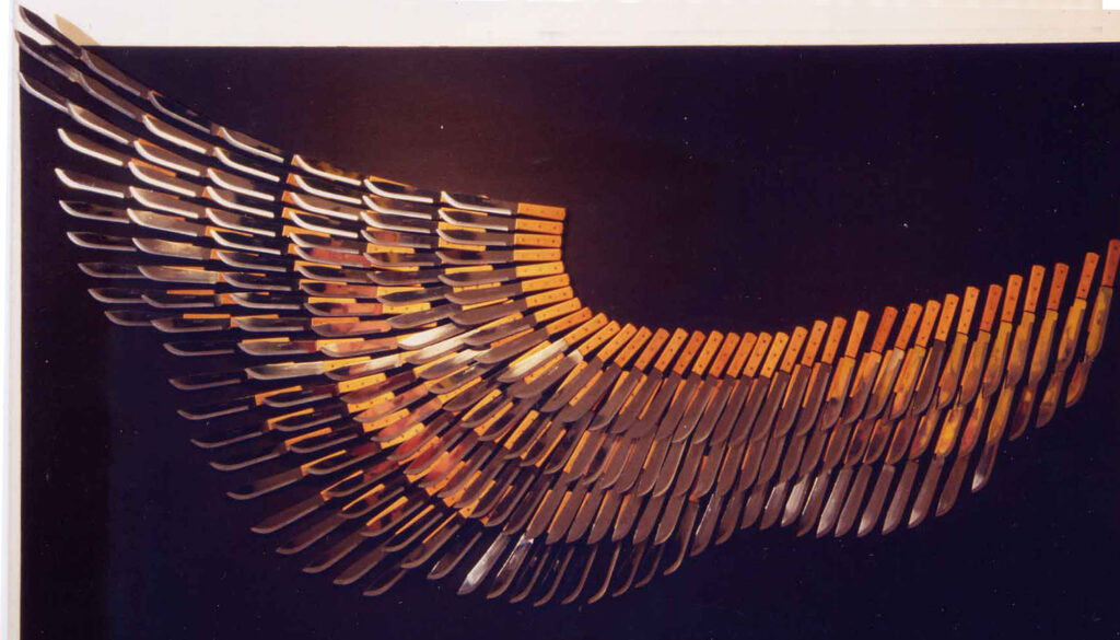 Carlos Zerpa. Sólo espero un fuerte viento, 1983. Ensamblaje de 186 cuchillos de acero inoxidable sobre madera, 150 x 250 cm