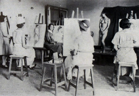 Clase de pintura con matrícula femenina en la academia de Carlos Otero Vizcarrondo, 1928. Las mujeres asistían en horario diferente al de los hombres. Tomado de: https://ebefavenezuela.com/otero_carlos.html