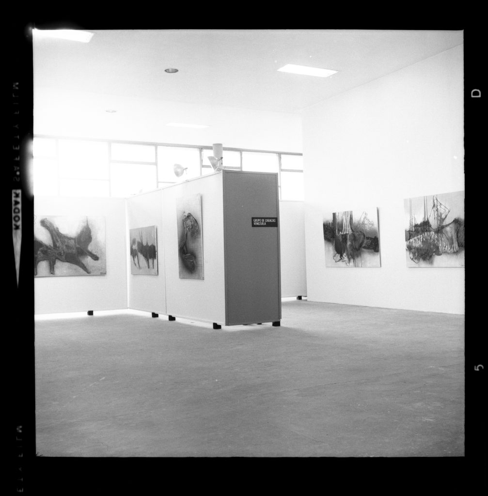Vista de sala con obras de Maruja Rolando y J.M. Cruxent en la VI Bienal de São Paulo. Fotografía de Athayde de Barros, cortesía de Arquivo Histórico Wanda Svevo. 