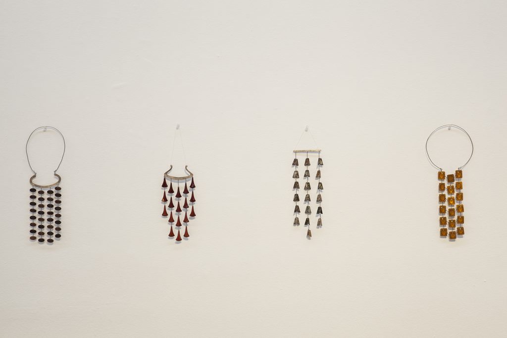 Collares de Lamis Feldman exhibidos en la muestra Archivo Abierto: Lamis Feldman, febrero 2024. Fotografía de María Teresa Hamon